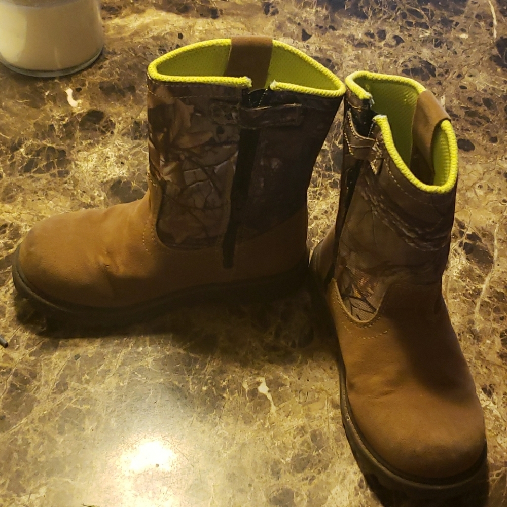 Boys Magellan boots 12D
